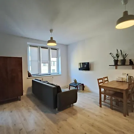 Parrot'S Apartment-2